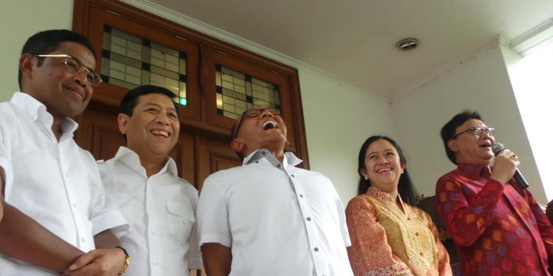 LOL BITCH !!! Beda Senyuman Aburizal Seusai Bertemu Megawati dan SBY