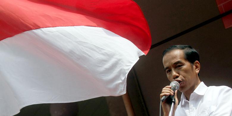 Jokowi Bagikan Sembako di Tiga Titik Jakarta Pusat