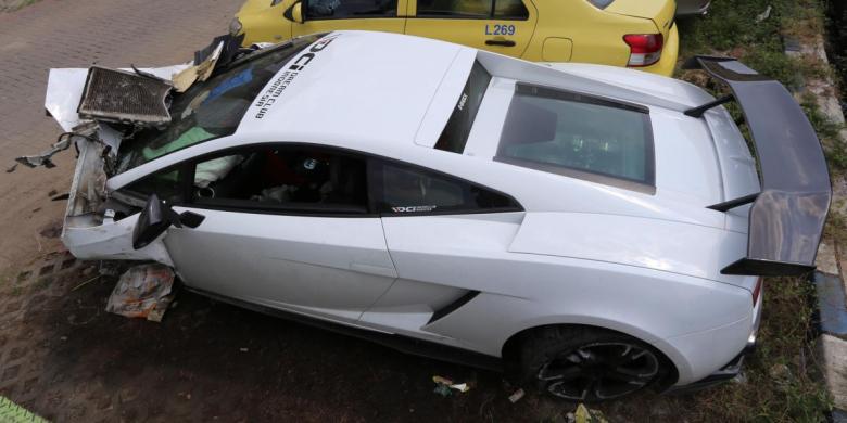 Tabrak Truk di Tol Priok, &quot;Moncong&quot; Lamborghini Tak Berbentuk