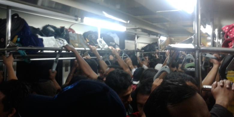 Udah AC-nya Mati, Keretanya Berhenti Melulu