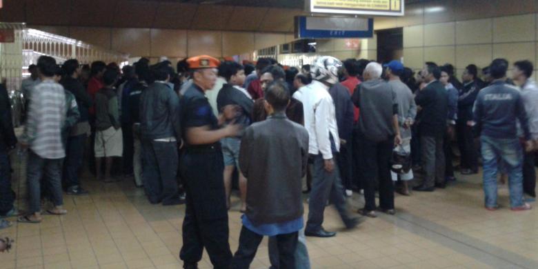 Tempat Tidur Digusur, Tukang Ojek di Stasiun Gondangdia Demo PT KAI