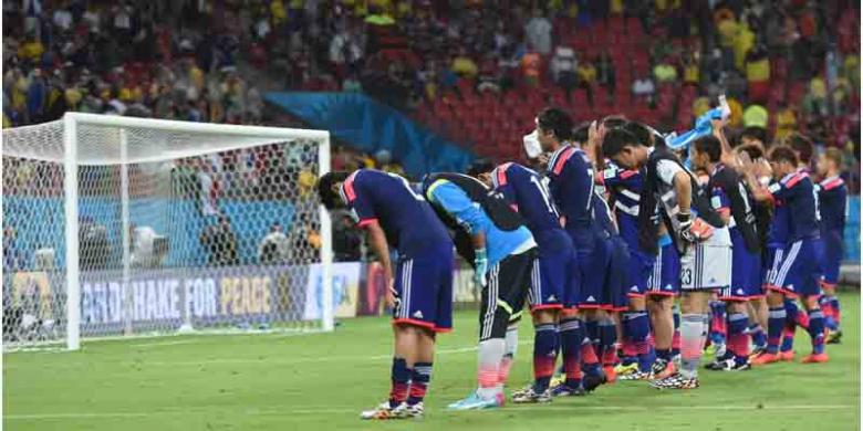 Kalah, Suporter Jepang Malah Punguti Sampah di Stadion