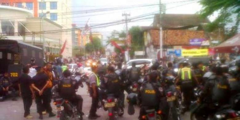 Bentrok, Massa Prabowo dan Jokowi Saling Lempar Batu di Yogya