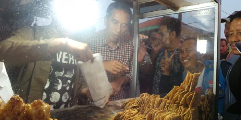 (BERITA MONEY POLITICS) Penjual Gorengan Ini Grogi Dagangannya Dibeli Jokowi