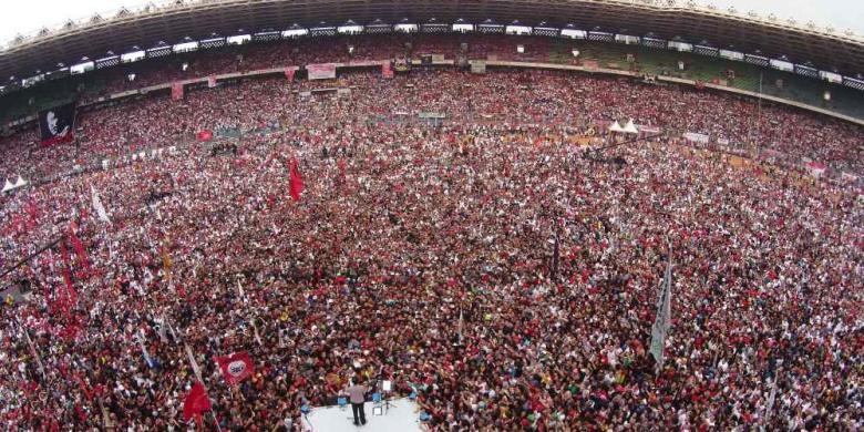 &#91;PICS&#93; Ribuan Simpatisan Jokowi-JK Padati Konser 'Salam 2 Jari'