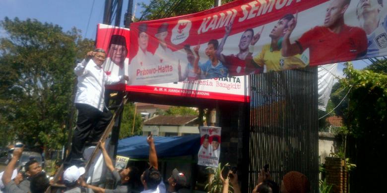 &#91;BERITA HEBOH&#93; - Heryawan Cabut Sendiri Atribut Prabowo-Hatta