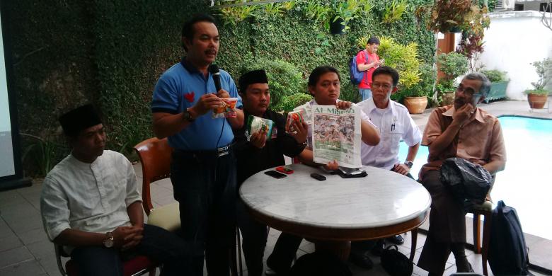 kubu-jokowi-quotbertopengquot-garuda-merah-dituding-bagi-bagi-sembako-di-pesantren