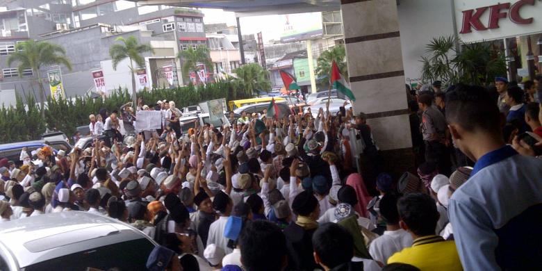 &#91;Tak Kuat Puasa&#93; Bela Palestina, Ribuan Santri Tasik Segel KFC dan McDonalds