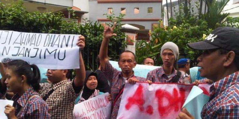 Massa Tunarungu Demo di Rumah Ahmad Dhani Tagih Potong Kelamin(kacau lo gan)