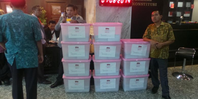 Tim Prabowo-Hatta Serahkan 12 Boks &quot;Pink&quot; Berisi Bukti ke MK