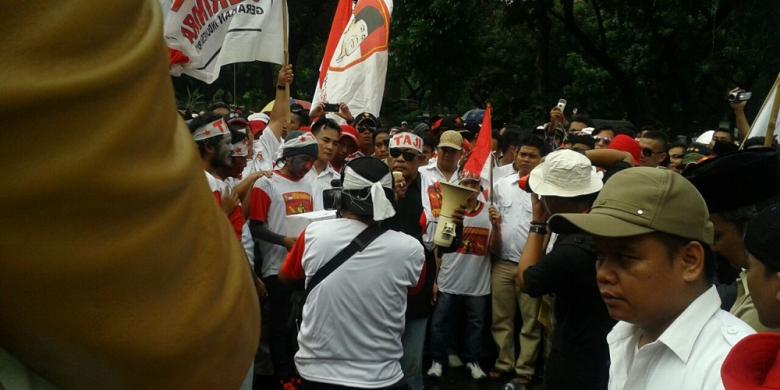 teater-jalanan-massa-prabowo-hatta-aksi-teatrikal-sindir-kpu-di-depan-mk