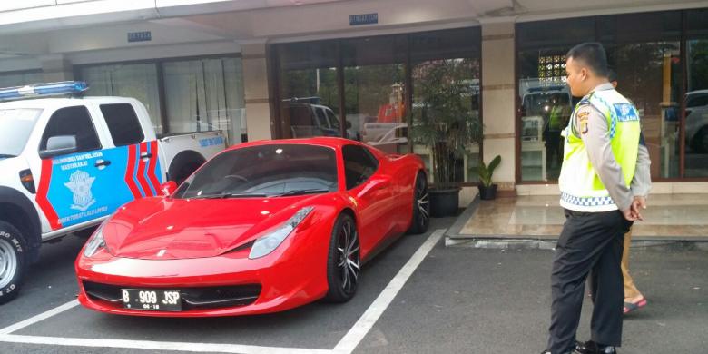 &#91;Hayoo Ngaku punya sapa??&#93; Ngebut di Jalan Tol, Ferrari Ditilang Polisi