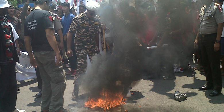 Tuntut Prabowo Menang, Massa Pendukung Bakar Ban di Depan MK