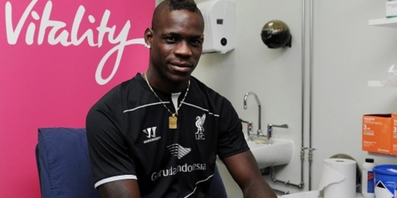 balotelli-selesaikan-transfernya-dengan-baju-quotgaruda-indonesiaquot