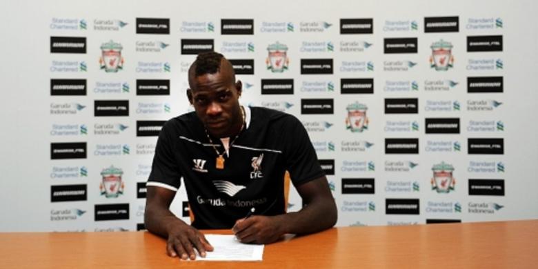 Balotelli Selesaikan Transfernya dengan Baju "Garuda Indonesia"