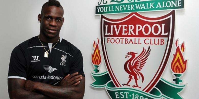 Balotelli Selesaikan Transfernya dengan Baju "Garuda Indonesia"