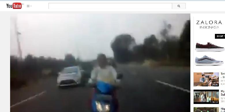 heboh-video-wanita-quotngebutquot-naik-sepeda-motor-di-tol-dikejar-polisi