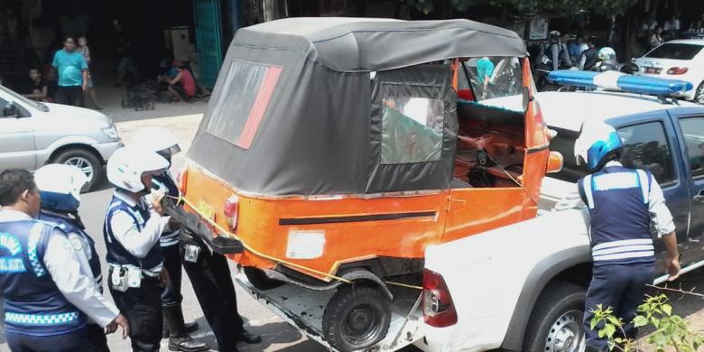 Kenapa Bajaj Oranye Masih Eksis di Jakarta?