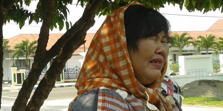 Gugur dalam Ajang &quot;Shalat Berhadiah&quot; karena KTP, Ibu Ini Terus Menangis