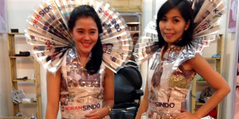 SPG Sexy Ini Hanya Berbalut Lembaran Koran