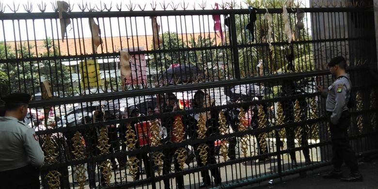 Gantung Bra di Pagar, Belasan Ibu Tuntut Kejagung Tangkap Jokowi