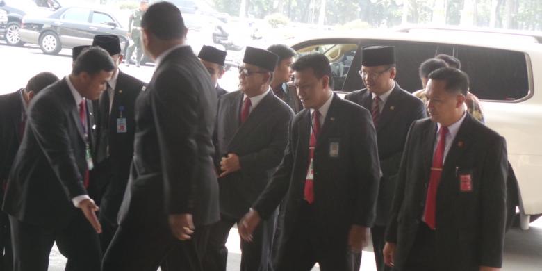 Bangkit dari Kursi, Ahok Salami Prabowo