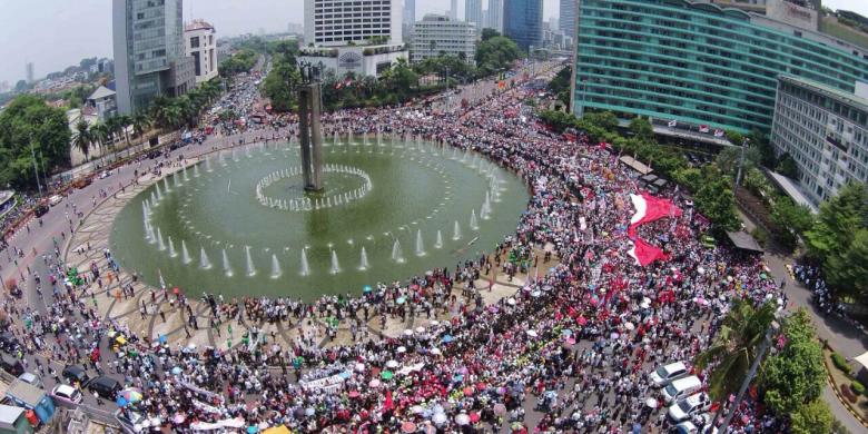 foto-foto-kemeriahan-di-bundaran-hi-saat-pawai-rakyat