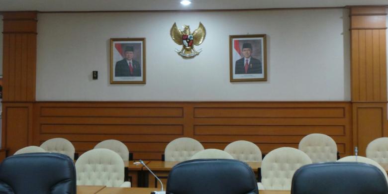 foto-jokowi-jk-belum-ada-potret-sby-boediono-hiasi-dinding-ruang-rapat-dpr