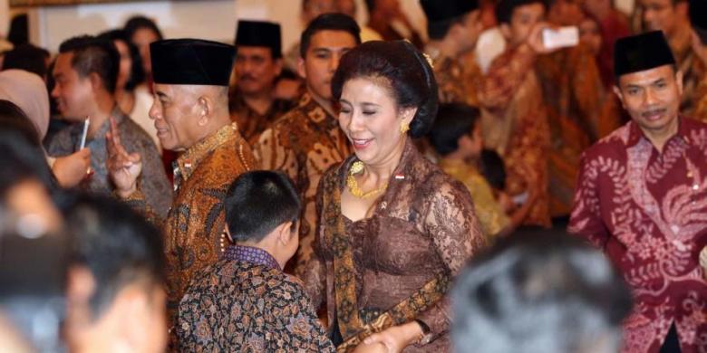 &#91;mulai blusukan&#93; Susi Naik Turun Tangga untuk Kenalan dengan Staf Kementerian KKP