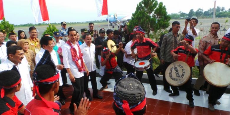 Jokowi Jongkok Periksa Saluran Irigasi di Mamuju