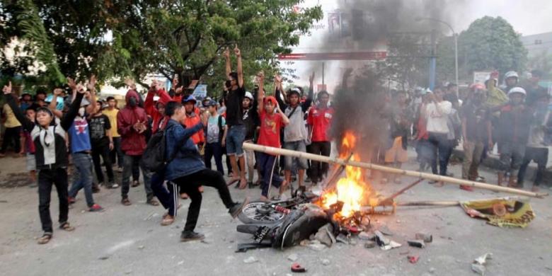 Mengapa Demo Mahasiswa di Makassar sering RUSUH / ANARKIS ???