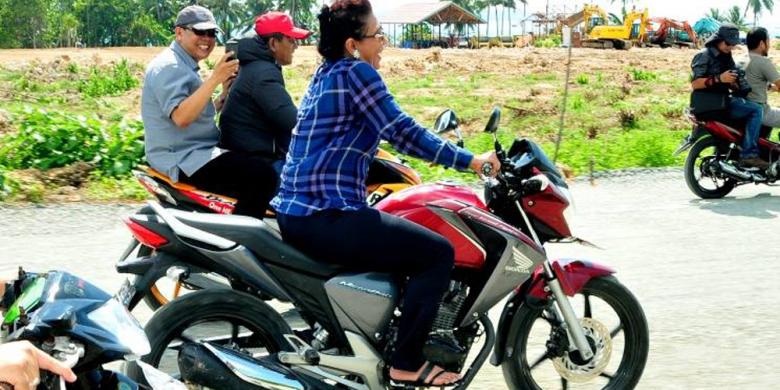 Revolusi Mental, Kunjungi Berau, Menteri Susi Kendarai Motor Megapro Tanpa Helm
