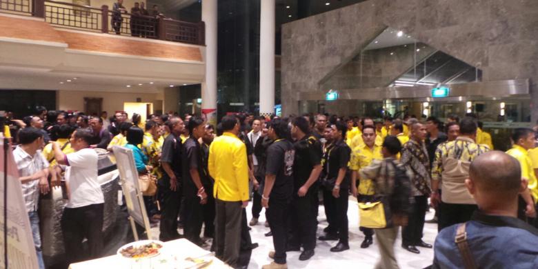 ambil-makanan-terlalu-banyak-satu-pria-babak-belur-dikeroyok-di-arena-munas-golkar