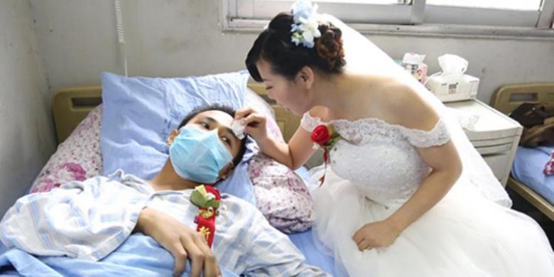 gadis-ini-gelar-pernikahan-di-rumah-sakit-dengan-kekasihnya-yang-mengidap-leukemia
