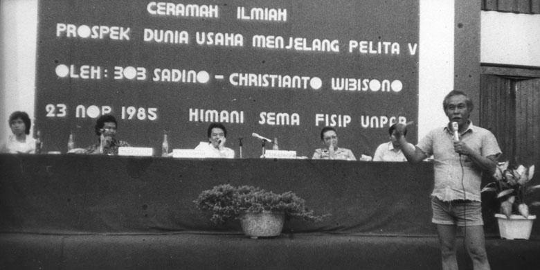 Kenapa Bob Sadino Selalu Memakai Celana Pendek? Ini Alasannya