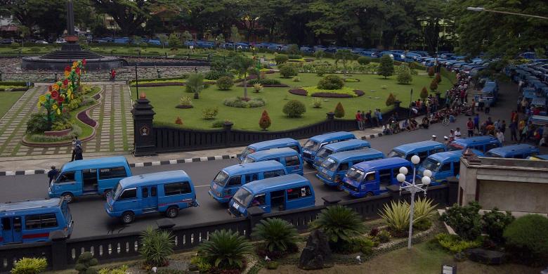 Sopir Angkot Demo Tolak Bus Sekolah, Wali Kota Malang Menangis