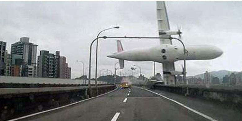 &#91;FOTO &amp; VIDEO MENGERIKAN!&#93; Sebelum Jatuh, Pesawat TransAsia Terekam dari Dekat