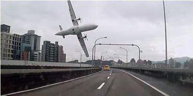 &#91;FOTO &amp; VIDEO MENGERIKAN!&#93; Sebelum Jatuh, Pesawat TransAsia Terekam dari Dekat