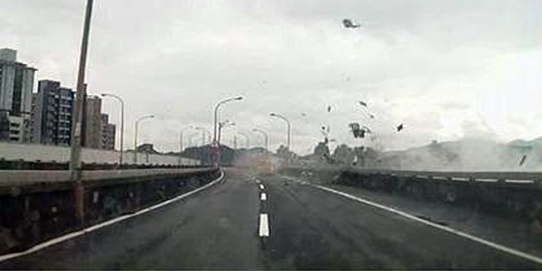 &#91;FOTO &amp; VIDEO MENGERIKAN!&#93; Sebelum Jatuh, Pesawat TransAsia Terekam dari Dekat