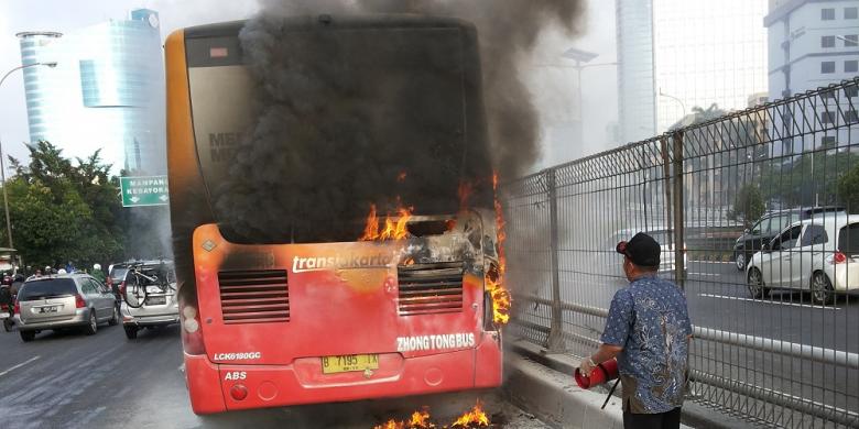 transjakarta-terbakar-pt-tj-minta-apm-zhong-tong-tanggung-jawab