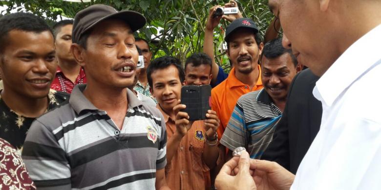 Jokowi Tiba-tiba Berhenti di Pinggir Jalan dan Diberi Batu Akik dari Warga Aceh