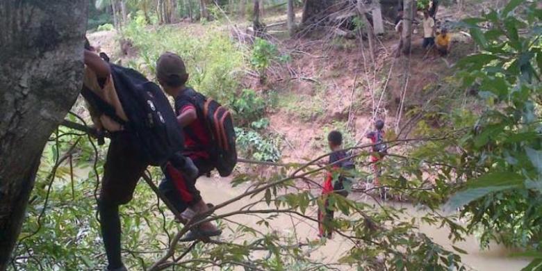 Kisah Anak-anak SD di Kampung JK Bertaruh Nyawa demi Sekolah