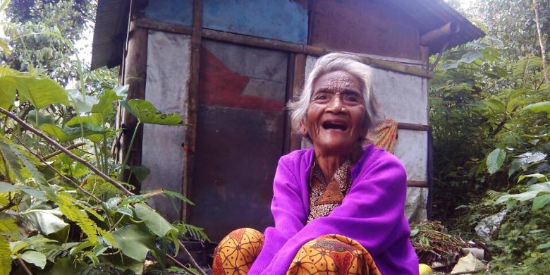 Perempuan 90 Tahun Hidup Sendiri di Lereng Merapi bersama Seekor Anjing