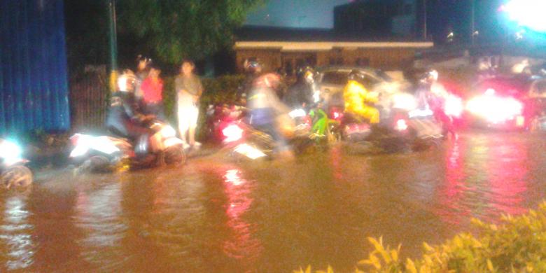 &#91;salah Ahok&#93; Genangan 50 Cm di Kuningan, Arus Lalu Lintas Arah Mampang Macet