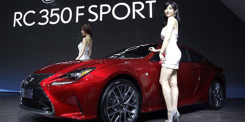 &#91;FOTO&#93; Pose Seksi Deretan Model di Seoul Motor Show 2015