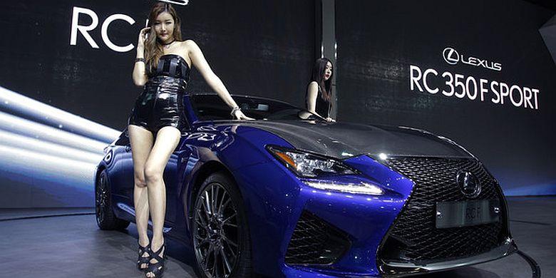 &#91;FOTO&#93; Pose Seksi Deretan Model di Seoul Motor Show 2015