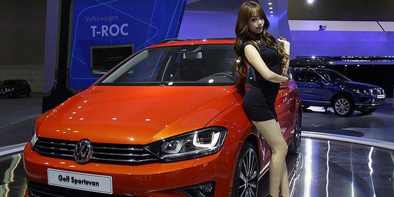 &#91;FOTO&#93; Pose Seksi Deretan Model di Seoul Motor Show 2015