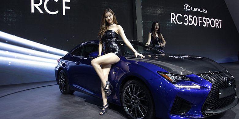 &#91;FOTO&#93; Pose Seksi Deretan Model di Seoul Motor Show 2015