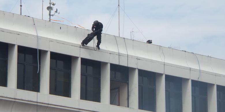 Foto-foto Jatuhnya Satgultor TNI dari Atas Gedung di Upacara Pengukuhan Jokowi