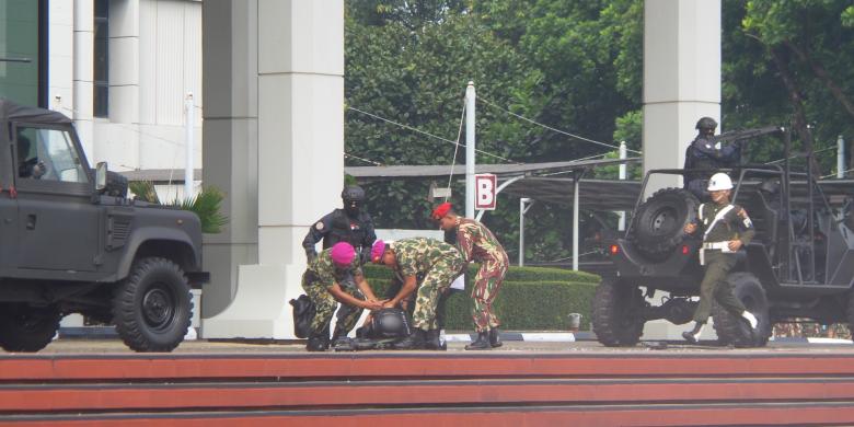 Foto-foto Jatuhnya Satgultor TNI dari Atas Gedung di Upacara Pengukuhan Jokowi